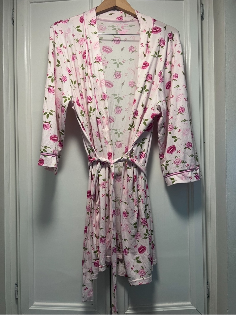 NWOT Betsey Johnson Pink Floral Roses Kisses Midi Robe Front Tie Soft Sz medium